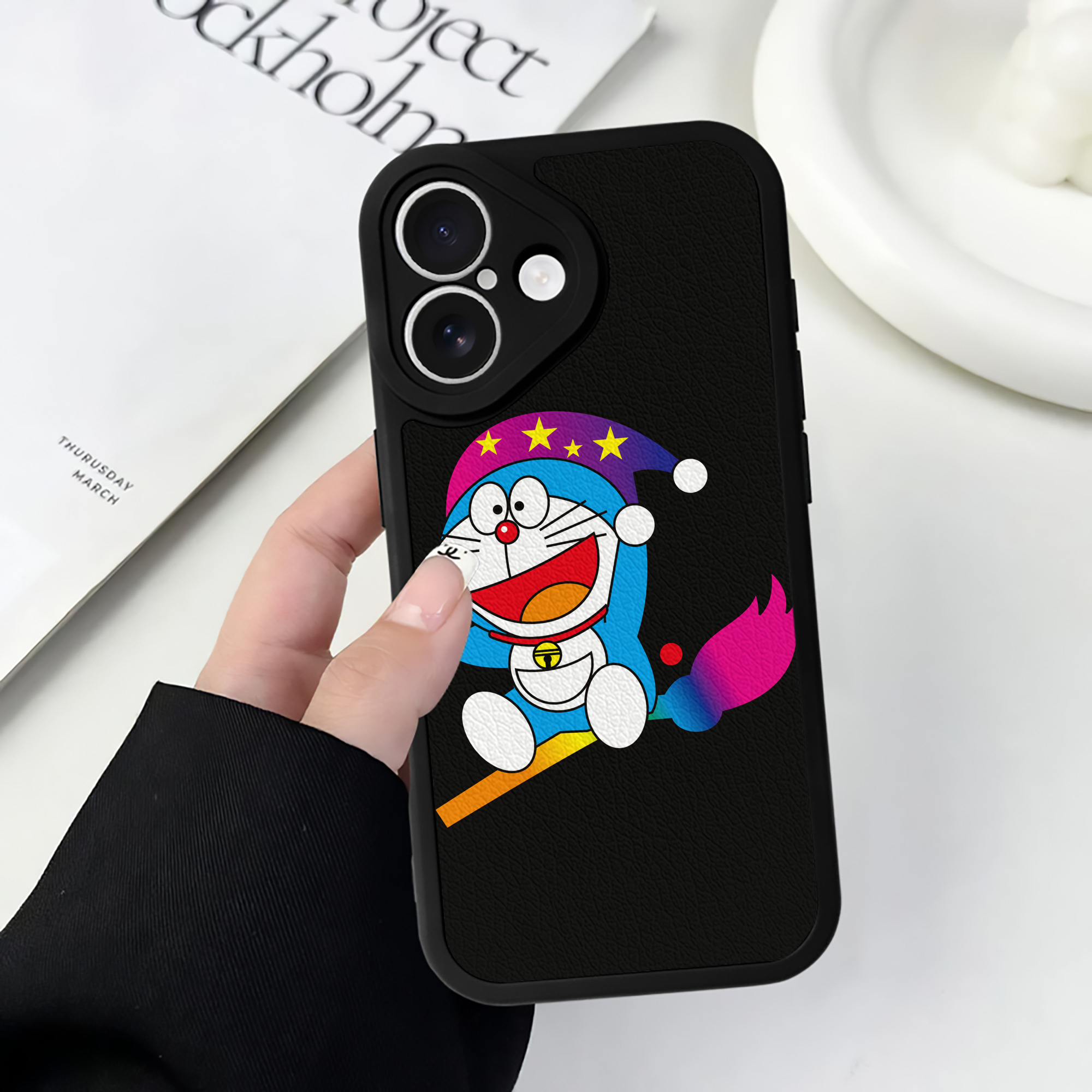 （画像用） ドラえもん Doraemon 【iPhone 16シリーズ対応】シリコンスマホケース（レザー調） 材質：シリコン
